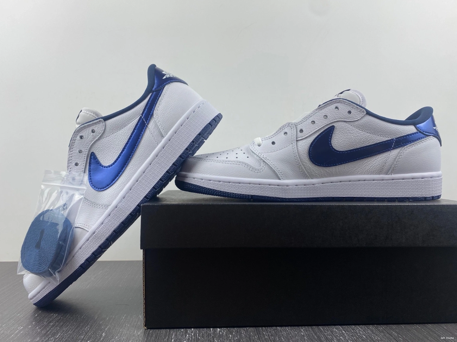 - Retro 1 Low Blue Metallic Jordan 705329-106 0208